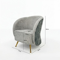 Fauteuil de luxe italien en velours bicolore avec tissu rayé et pieds en laiton pour salon de direction de penthouse