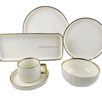 Service de table en porcelaine de 32 pièces avec bordure dorée, design rayé en relief, assiettes, bols, tasses et soucoupes, service de table de luxe pour restaurant