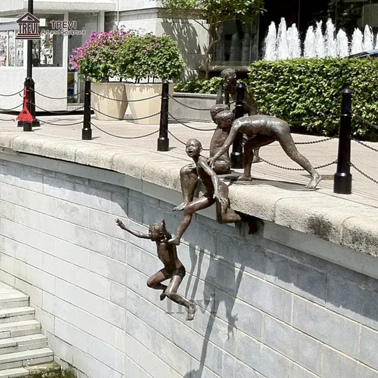 Городская бронзовая скульптура для детей, обнаженный мальчик, играющий, прыгающий в воду, металлические статуи