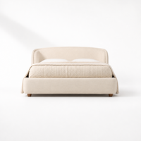 Lit double surdimensionné minimaliste européen moderne avec tête de lit incurvée, tissu doux et pieds en bois de noyer durable