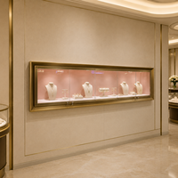 Lemari pajang perhiasan dinding stainless steel lebar, pintu kaca terkunci, bingkai emas, interior pink, lampu LED, ramah lingkungan, mewah