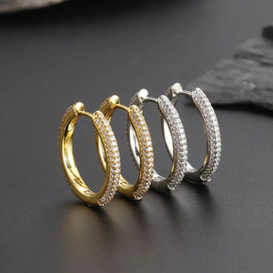 Orecchini a Cerchio E4204 in Oro con Moissanite Rotonda Incastonata, Gioielli di Lusso da Donna per Uso Quotidiano - Product Image 5