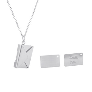สร้อยคอจี้รูปซองจดหมายแบบพลิกได้ ทำจากสแตนเลสสตีลเคลือบทอง 18K PVD |   จดหมายรักสลักลาย ของขวัญสำหรับคู่รัก |   ป้องกันการแพ้และทนทาน - Product Image 5