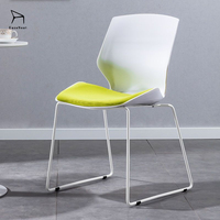 Chaise de bureau simple empilable en gros avec dossier et coussin d'assise confortable antidérapant pour salon et bureau