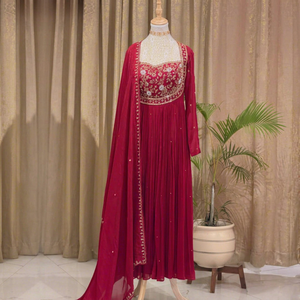 Ensemble Kurti ethnique indien pour femmes, robe en soie brodée avec dupatta, tenue de mariage florale - Product Image 1