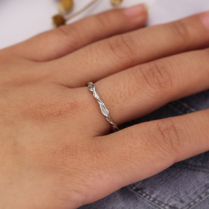 Anello Vintage a Foglia per Donne, Stile Minimalista e Fresco, Anello da Mignolo, Accessorio Moda per Dita, Regalo - Product Image 4