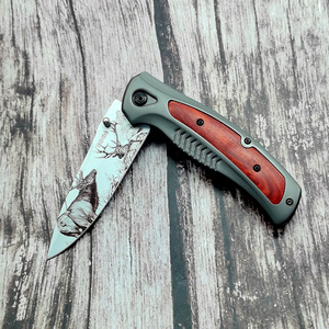 Cuchillo Plegable de Acero Inoxidable con Grabado de Ciervo e Incrustaciones de Madera para Uso Doméstico - Product Image 4