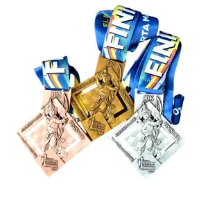 メダルとトロフィーハンガーディスプレイサッカープラスチックアクリルカスタムメダルゴールドマラソン金属スポーツトロフィーメダルリボン付き