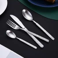 Ensemble de couverts modernes de luxe en acier inoxydable martelé finition mate, plaqué or, pour banquets de mariage, cuillères et fourchettes en stock