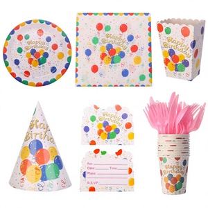 Ensemble de vaisselle classique pour fête d'anniversaire avec assiettes, gobelets et serviettes en papier rayés à bord doré - Product Image 1