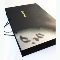 Sacs en papier noir écologiques avec impression argentée et dorée en relief UV, élégants pour les vêtements, les chaussures, les achats et les cadeaux
