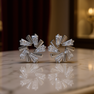 Orecchini a lobo alla moda in argento 925 con strass di cristallo e design a lettera per donna, da indossare tutti i giorni, colore oro bianco - Product Image 2