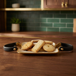 Bandeja Decorativa Irregular Moderna de Aluminio Chapado en Oro, Hecha a Mano por Artesanos de Jaffs Exports, con Asas de Cuero Negro, Paquete Individual - Product Image 4
