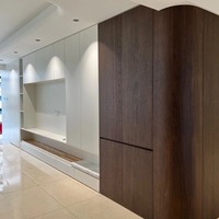 Meuble TV mural moderne de luxe en placage de bois écologique, armoire de rangement d'angle incurvée, console multimédia intégrée sans jointure pour hôtel