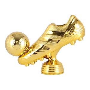 Figurine de trophée sportif en plastique GZ30, chaussures de football, bottes dorées de football avec ballon - Product Image 1