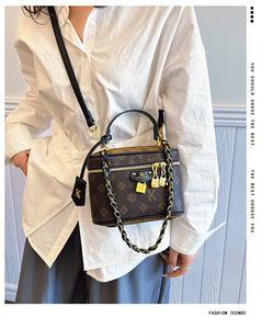 กระเป๋าถือขนาดเล็ก Luxury <span class=keywords><strong>Lou</strong></span> สำหรับผู้หญิง รุ่นใหม่ปี 2026 ลายพิมพ์วินเทจ สายโซ่ ทรงกล่อง ใช้งานได้หลากหลาย แฟชั่นสะพายไหล่หรือสะพายข้าง - Product Image 6