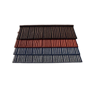 Tuile de toiture en métal revêtue de pierre, durable et imperméable, facile d'<span class=keywords><strong>entretien</strong></span> pour une utilisation extérieure moderne et garantie à vie - Product Image 1