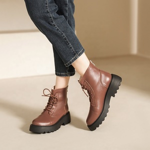 Botines de cuero vacuno negro de invierno, nuevos, con cordones, punta redonda, suela gruesa, resistentes al desgaste, antideslizantes, cómodos, transpirables, con forro de piel. - Product Image 3