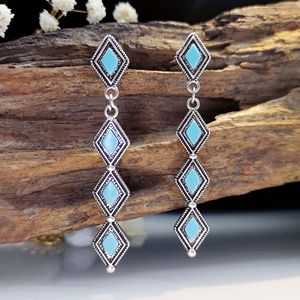Orecchini Pendenti Vintage a Forma di Foglia con Diamanti e Accenti Colorati, Design Retrò, Accessori di Moda per Donne - Product Image 1