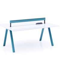 Poste de travail minimaliste pour un seul utilisateur avec cadre en métal bleu et prise de courant intégrée pour bureau moderne