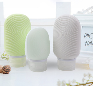 Bouteille de voyage en silicone portable personnalisée, ensemble de 2 bouteilles compressibles, bouteille de shampooing réutilisable, contenants pour articles de toilette - Product Image 1