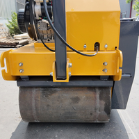 Rouleau compresseur routier compact et durable à double tambour, capacité de montée de 30 % pour le compactage de la remblais