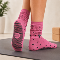 Chaussettes de sport tricotées roses KTS293 OEM personnalisées en gros, avec coussinets athlétiques antidérapants noirs et grip, fabriquées sur mesure en usine