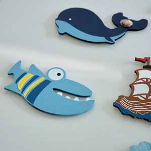 Imán Decorativo de Madera con Forma de Ballena, Diseño Costero, Hecho a Mano, para Refrigerador - Product Image 4