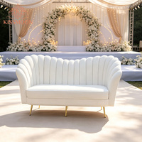 Canapé de mariage de luxe en velours blanc avec pieds coniques dorés, design moderne pour banquets de mariage, événements, salon et décoration d'hôtel