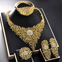 Parure de bijoux indienne pour mariée, style européen et américain, en or 18 carats incrusté de strass, comprenant collier, boucles d'oreilles, bagues et bracelets