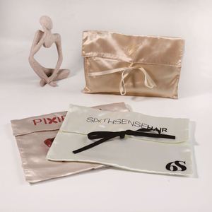 Sacs d'emballage cadeau haut de gamme écologiques et durables pour magasins de vêtements, sensation premium, enveloppe à rabat en satin de soie personnalisée - Product Image 1