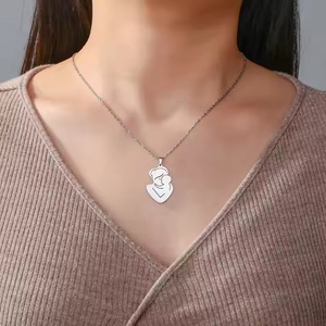 Collana con Ciondolo Personalizzato in Acciaio Inox a Forma di Mamma con Bambino, Regalo per la Festa della Mamma per Donne, Ragazze e Bambini - Product Image 3