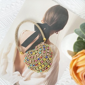 Borse a Cuore di Strass di Tendenza 2026 per <span class=keywords><strong>Donna</strong></span> Mini <span class=keywords><strong>Pochette</strong></span> con Perline e Manico Bling-Bling Borsetta a Cuore Clutch da Sera - Product Image 3