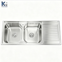 Évier de cuisine moderne en acier inoxydable finition satinée, résistant à l'usure, style ferme, personnalisable
