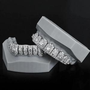 Diseño de joyería dental unisex de plata de ley 925 con baño de rodio y moissanita de corte brillante, estilo diamante, personalizado y moderno. - Product Image 2