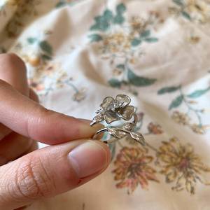 Bague en argent pur S925, fleur à quatre pétales, nouveau style campagnard chinois, design de niche haut de gamme, luxe léger, sertissage à griffes ouvertes - Product Image 3