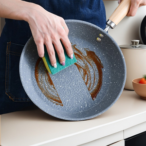 Poêle antiadhésive avec revêtement <span class=keywords><strong>PTFE</strong></span> <span class=keywords><strong>et</strong></span> manche en bois |   Ustensile de cuisine de qualité alimentaire, <span class=keywords><strong>sans</strong></span> <span class=keywords><strong>PFOA</strong></span>, pour cuisinières à gaz <span class=keywords><strong>et</strong></span> à induction - Product Image 3