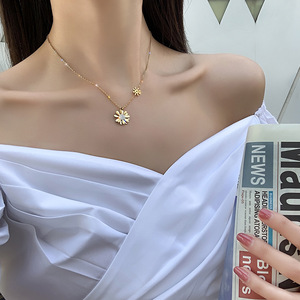Collier tendance en fleurs dorées, collier en acier inoxydable, charme luxueux, collier pour femmes, vente en gros - Product Image 3