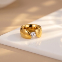 Neuer Modischer Breiter Zirkon-Edelstein-Ring mit Glatter Geometrischer Form aus Edelstahl mit 18k Gold Beschichtung Zertifizierter Schmuck