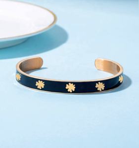 Moda açık bilezik dört yapraklı yonca emaye manşet bilezik altın kaplama paslanmaz çelik 18K siyah Trendy <span class=keywords><strong>Unisex</strong></span> bilezik 10 adet - Product Image 4