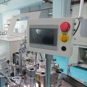 Offre Spéciale Adblue Urea Solution Car <span class=keywords><strong>Recharge</strong></span> Tube Assembly Machine DEF Fluid Packing Machine avec moteur et composants de base PLC - Product Image 3