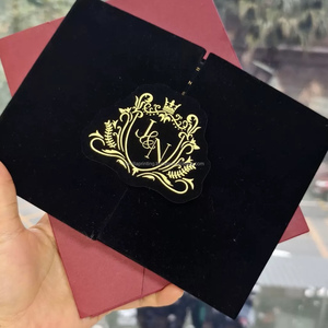 Folio d'invitation de luxe personnalisé en velours pour mariage et anniversaire avec estampage à chaud doré pour cartes imprimées en offset de taille personnalisée - Product Image 1
