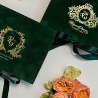 Enveloppes d'invitation de mariage de luxe en velours vert foncé, imprimées en typographie, avec monogramme personnalisé en feuille d'or, sceau de cire, style européen