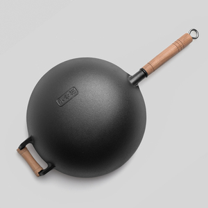 Wok antiadherente, venta directa de fábrica, wok para freír de hierro fundido presazonado con tapa de madera para <span class=keywords><strong>restaurante</strong></span> o uso doméstico - Product Image 2
