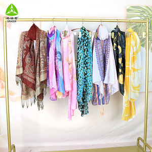 Vêtements d'occasion en gros Écharpes en soie Ukay Ukay Bale Écharpes de printemps pour femmes de seconde main en lot - Product Image 3