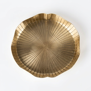 Assiette décorative en métal de forme irrégulière, faite à la main, polie, design minimaliste, pour les fêtes - Product Image 1