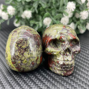 หัวกะโหลกหินดราก้อนบลัดธรรมชาติคุณภาพสูง คริสตัลโฮลา ขายส่ง ขนาด 5-6 ซม. ขัดเงา ตัดแบบไดคัท ตกแต่งบ้านและสำนักงานตามเทรนด์แฟชั่น - Product Image 5
