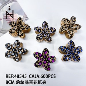 Fermaglio per capelli con stampa leopardata e fiore di frangipani da 8 cm, accessorio per donna - Product Image 1