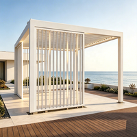 Pergola bioclimatique motorisée en aluminium résistante aux intempéries avec bandes LED et toit à lames orientables pour zones résidentielles côtières
