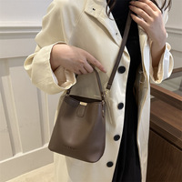 Sac seau tendance avec grand espace intérieur pour articles quotidiens, fonction de port multi-positions détachable, sac de rangement pratique